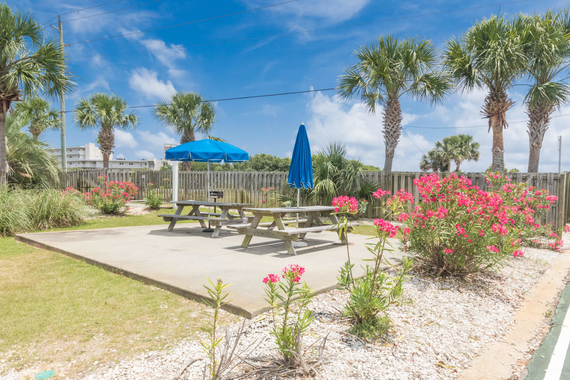 Sundown condos in Perdido Key grilling and picnic area surrounded by oleander and palm trees
